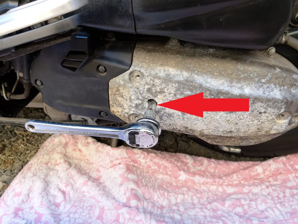 クランクケースとラチェットレンチ