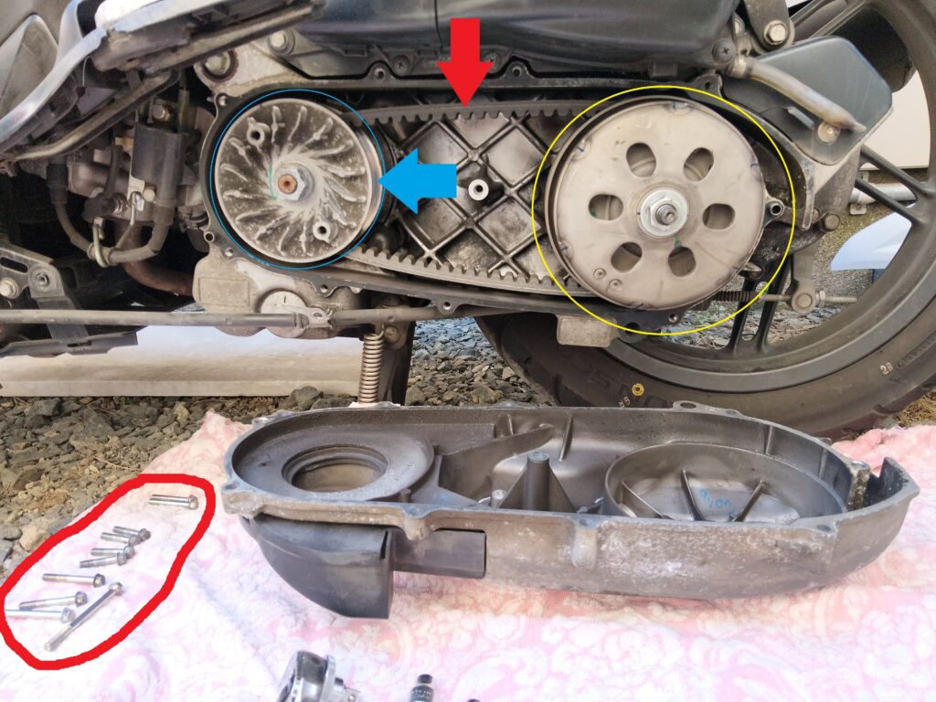 カバーを外したクランクケース