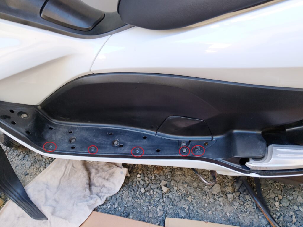 マットを外した状態の左フットレスト