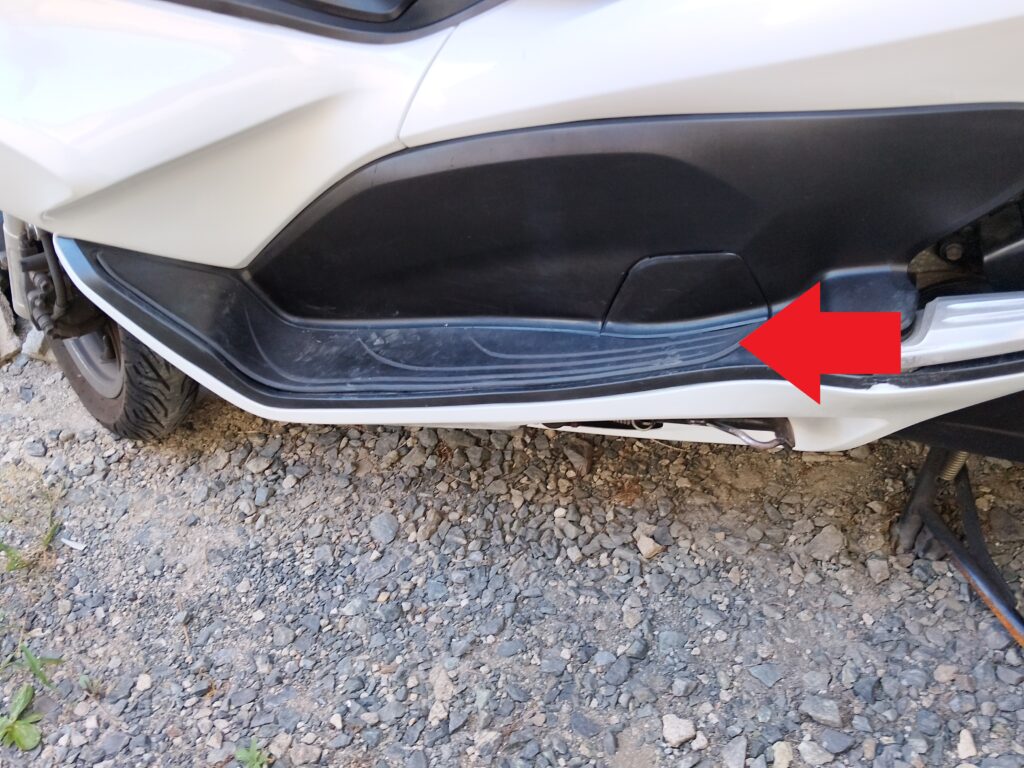 ホンダPCX125の左フットレスト