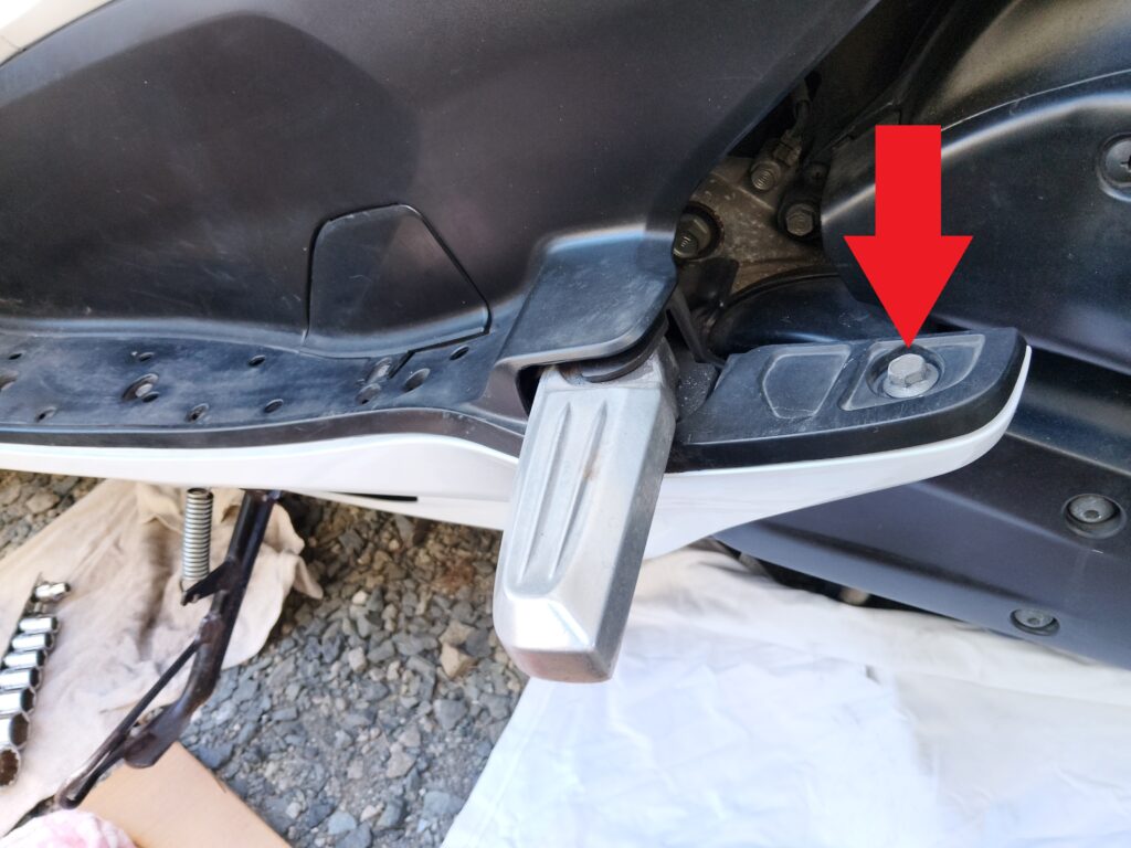 ホンダPCX125の左リアステップ