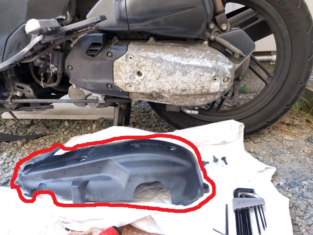 クランクケースから取り外したプラスチックカバー