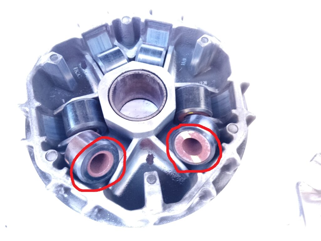 プライマリープーリーにセットされたウェイトローラー