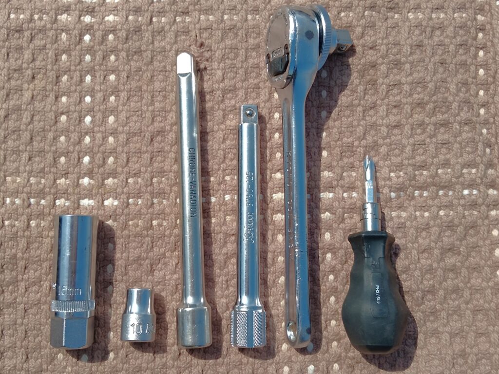 使用した工具(ドライバー、ラチェットレンチ、エクステンションバー、ボックスソケット10ミリ、プラグレンチ16ミリ)